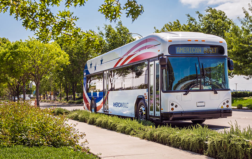 Bateriový elektrický autobus GILLIG poháněný motorem Cummins