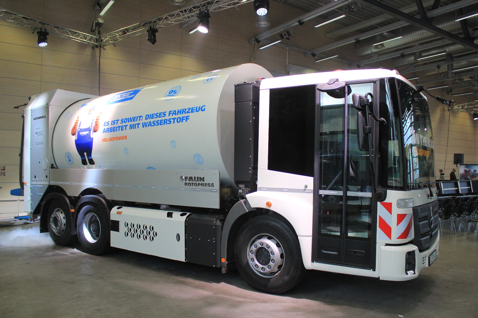 Fuel cell refuse truck