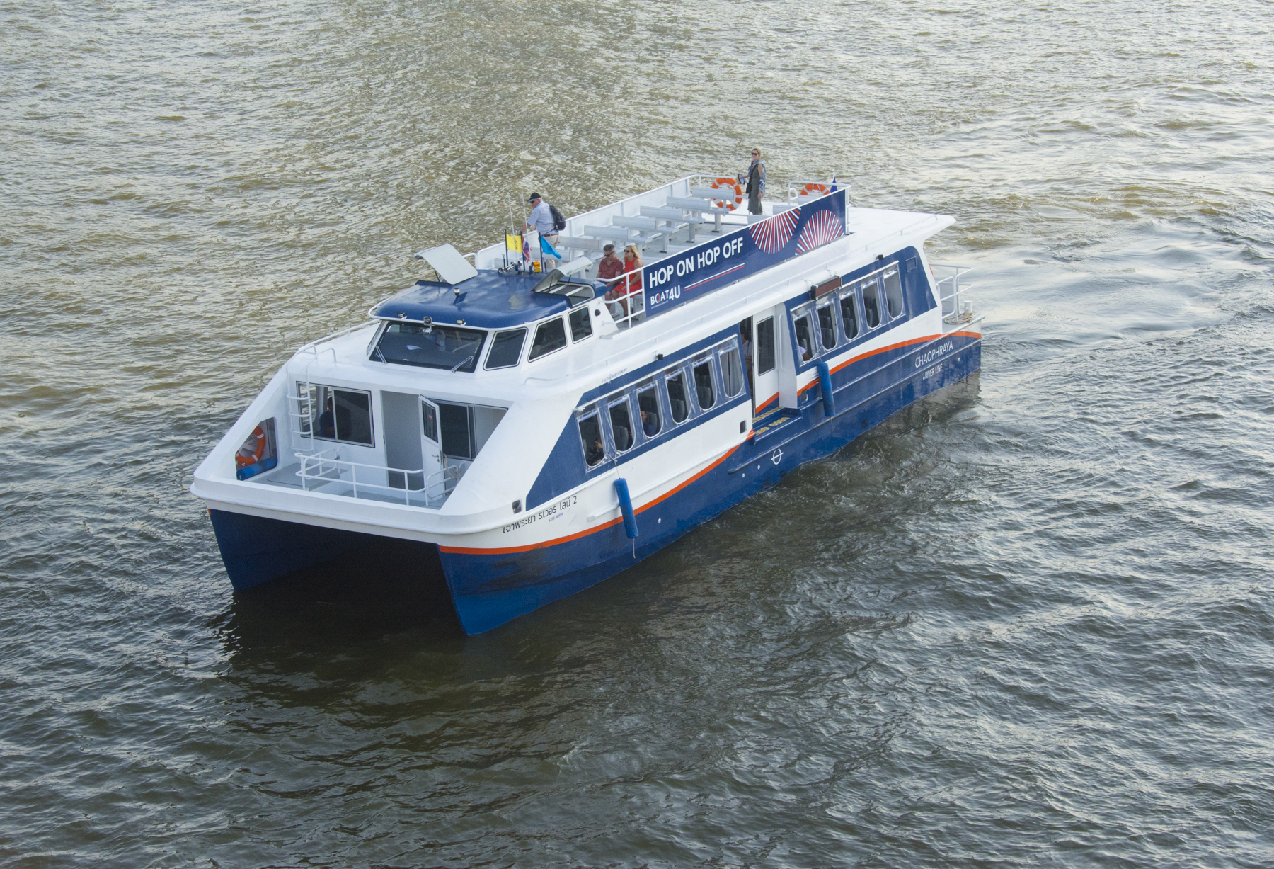 Einer der 18-Meter-Katamarane bei der Arbeit auf dem Fluss Chao Phraya