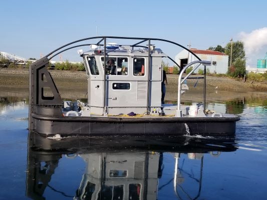 Schlepper für das Andocken von Arbeitsbooten