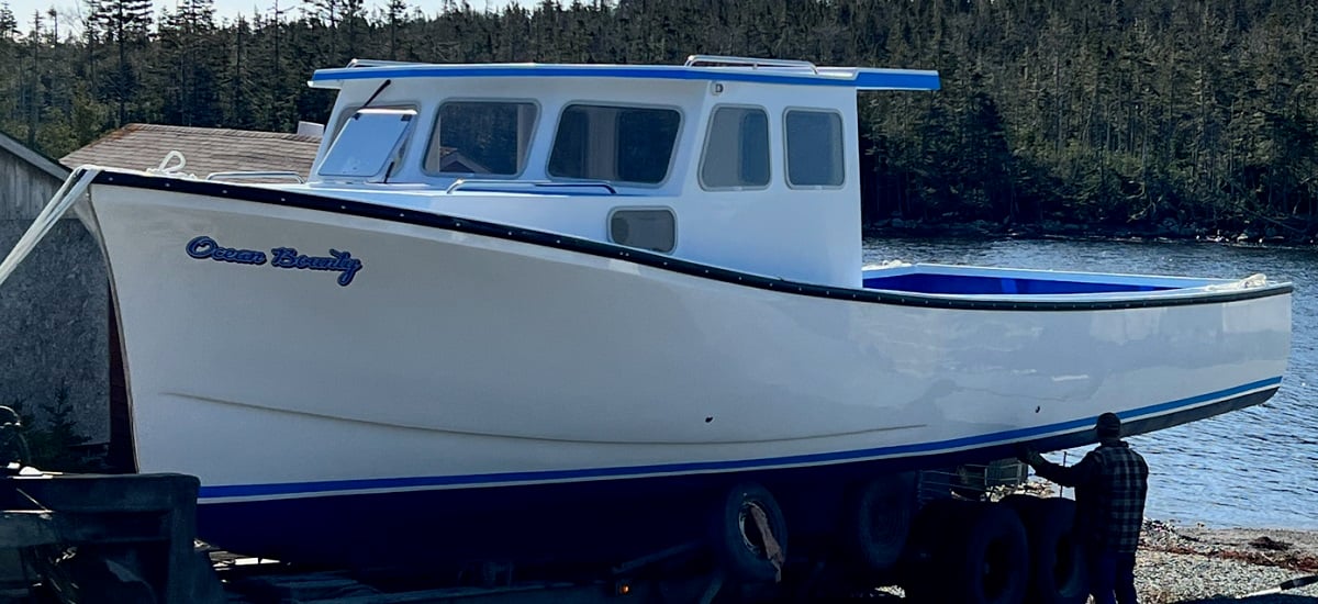 Hummerboot auf ruhigem Wasser