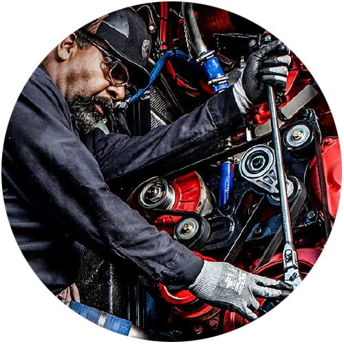 Mechaniker, der an Cummins-Motoren arbeitet