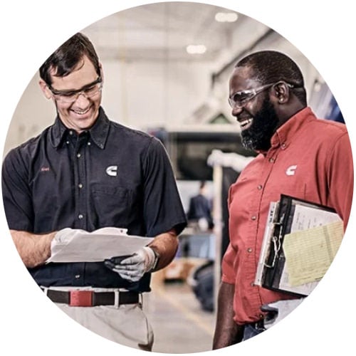 Cummins Service-Profis bei einem Gespräch im Service-Center