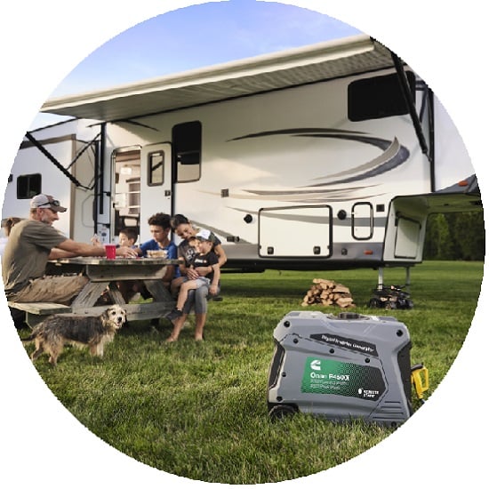 Tragbarer Generator im Freien mit Familie und Wohnmobil