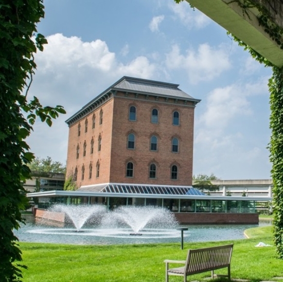 Gebäude mit Brunnen