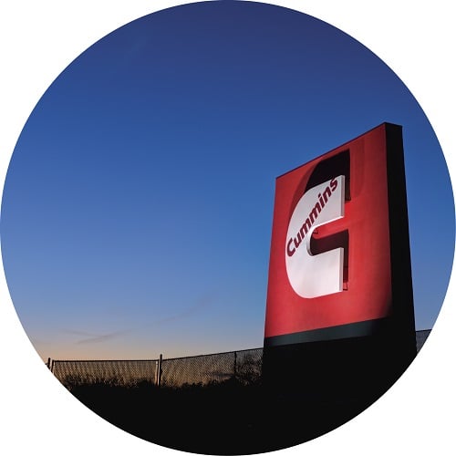 Cummins-Schild mit der aufgehenden Sonne im Hintergrund