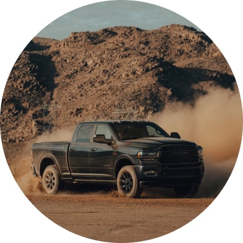 Ram Truck fährt in der Wüste