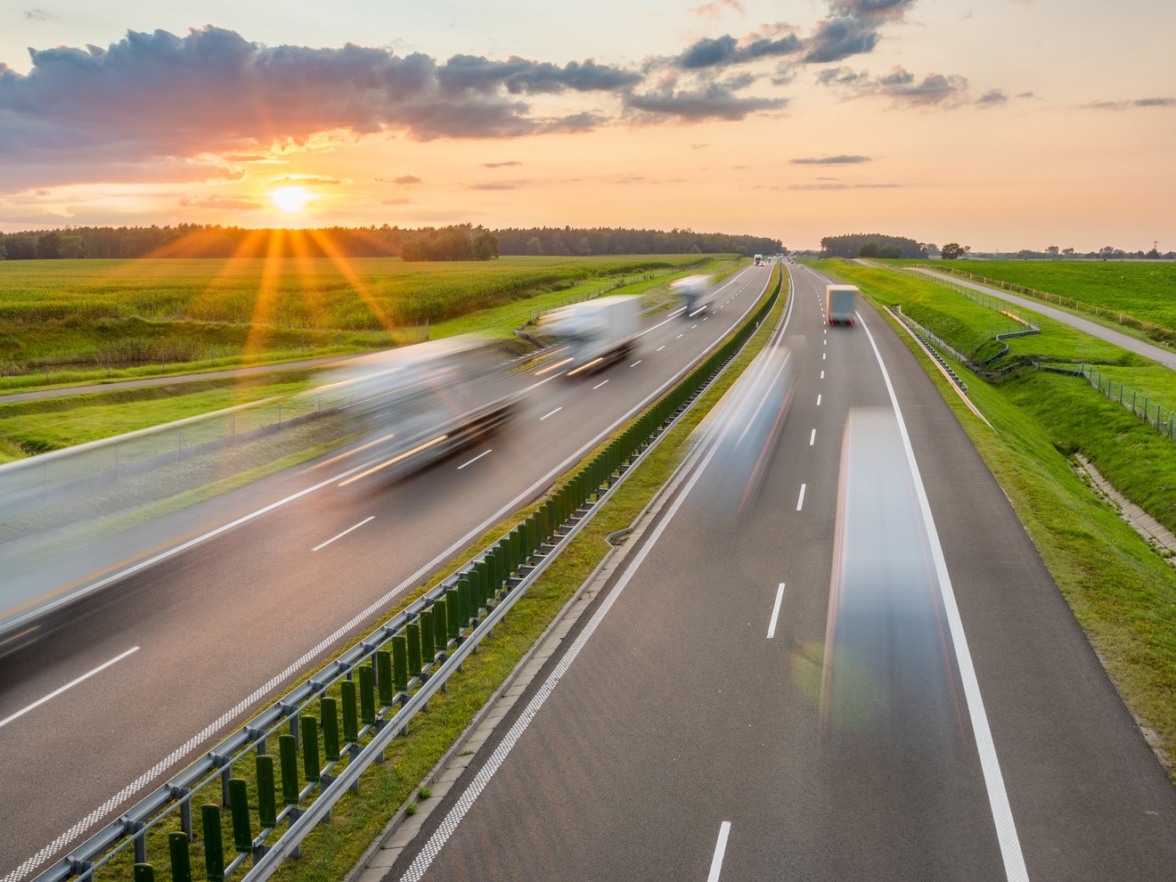 Auf einer Autobahn fahrende LKWs