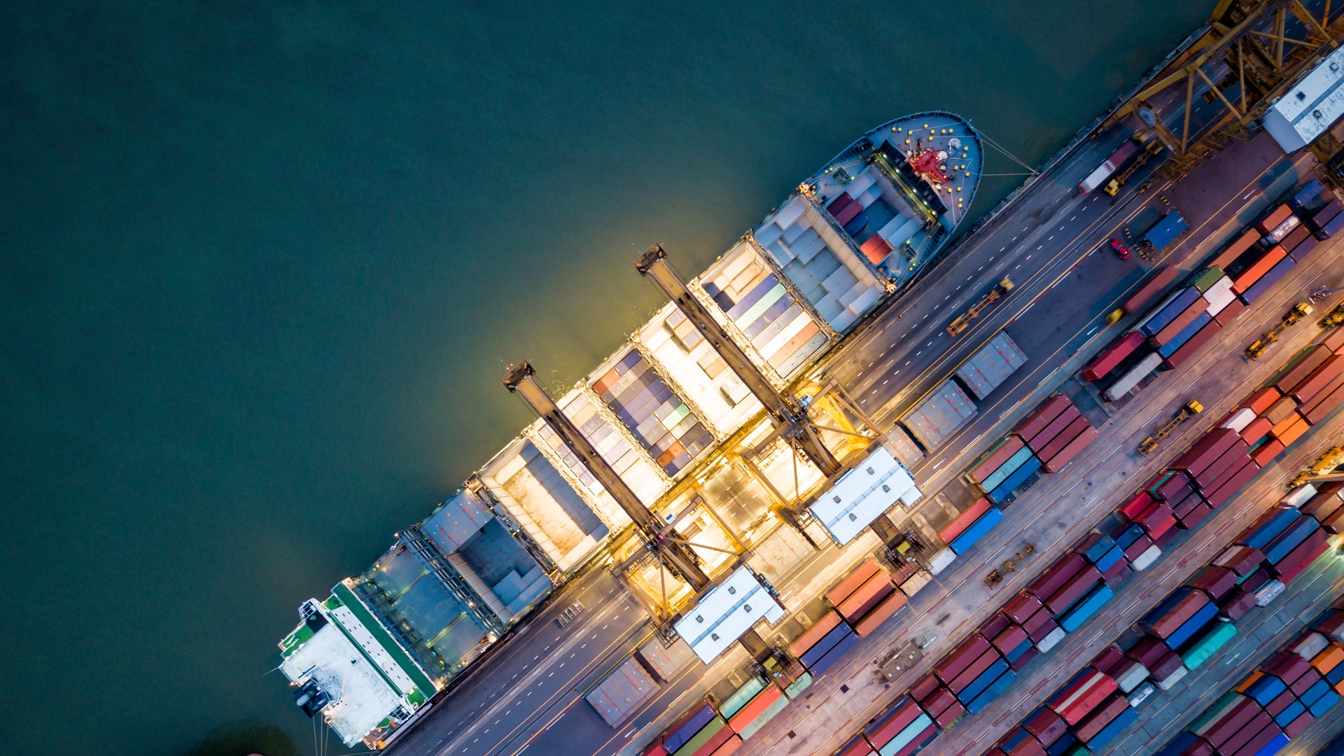 Frachtschiff an einem Dock während der Nacht