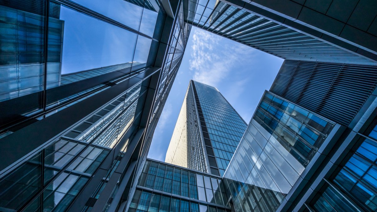 Hohe Geschäftsgebäude mit blauem Glas