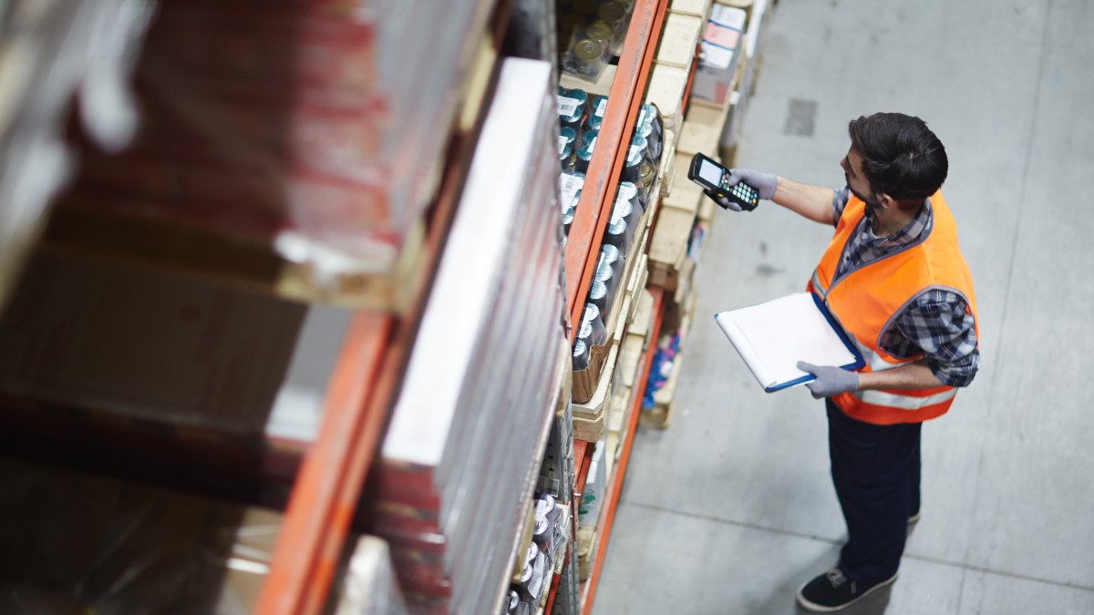 Produkt scannen durch Lagerarbeiter