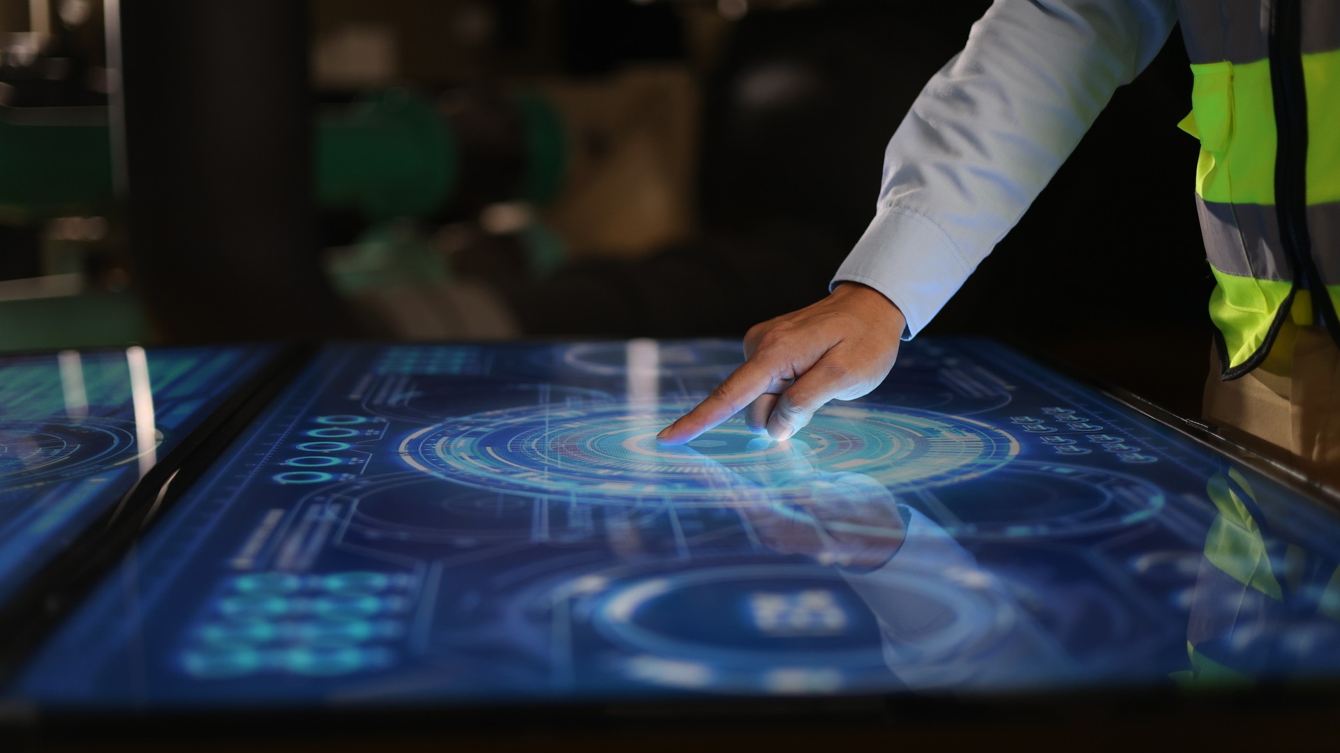 Bauarbeiter mit großem Touchpad-Gerät