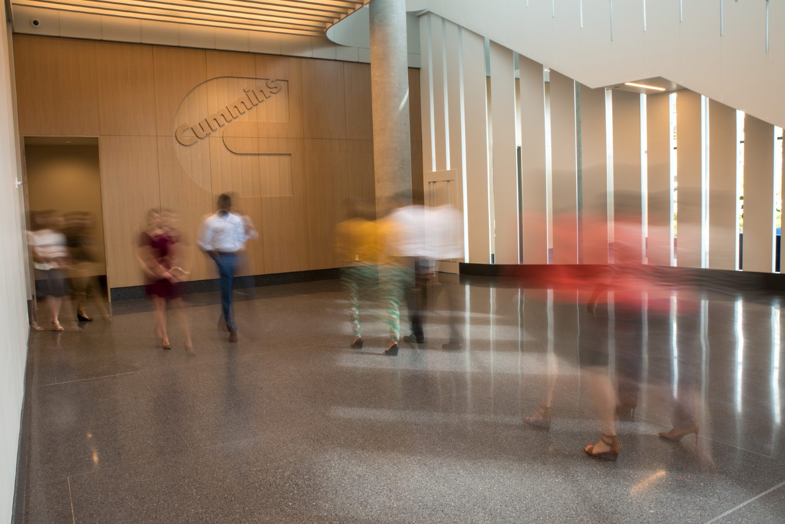 Lobby des geschäftigen Büros