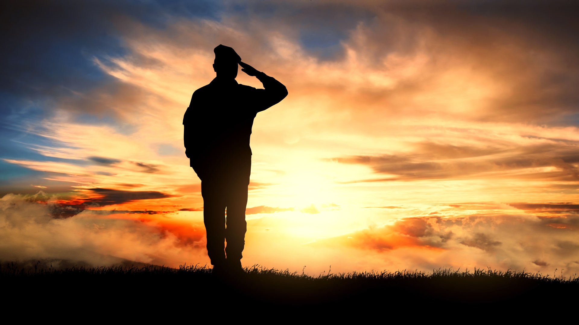 Soldat salutiert dem Sonnenaufgang entgegen