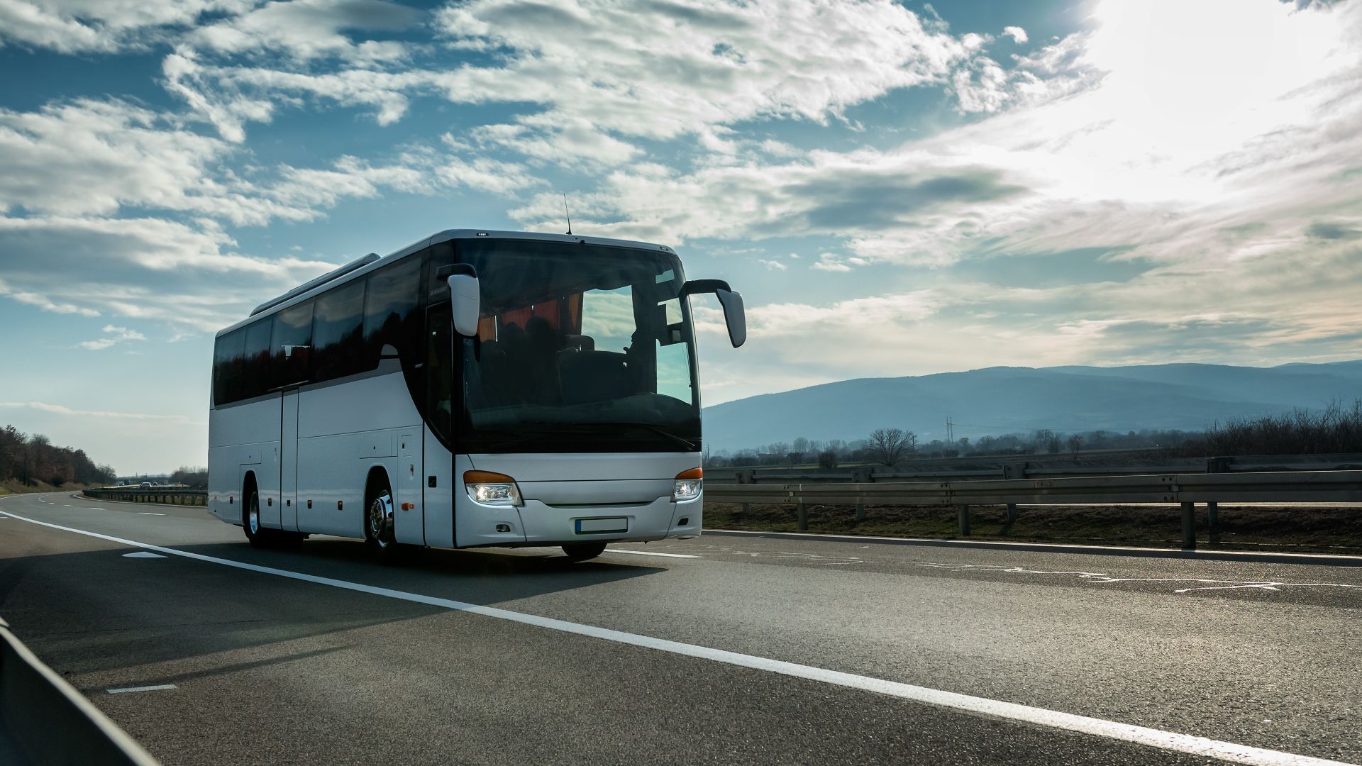 Charterbus fährt auf der Straße