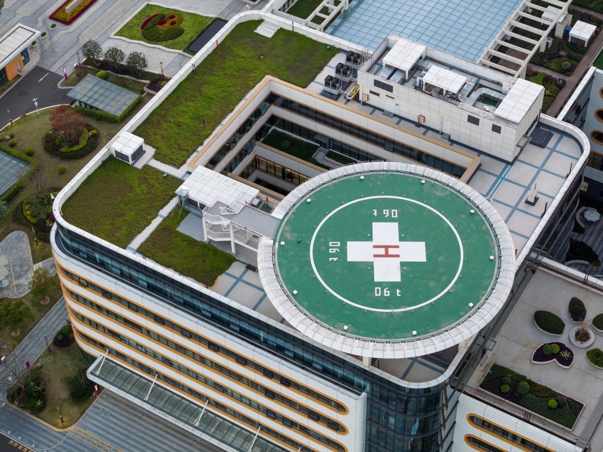 Draufsicht auf das Dach eines Krankenhauses mit Hubschrauberlandeplatz