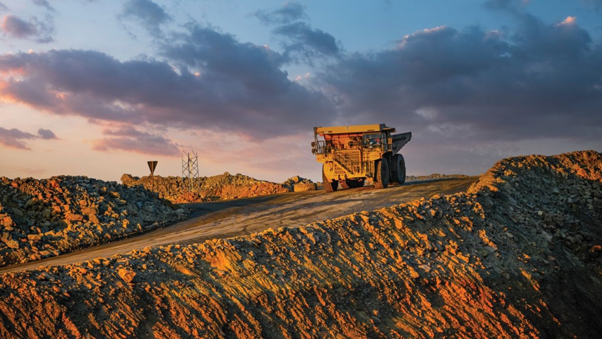 Großer Bergbautraktor auf einer unbefestigten Straße
