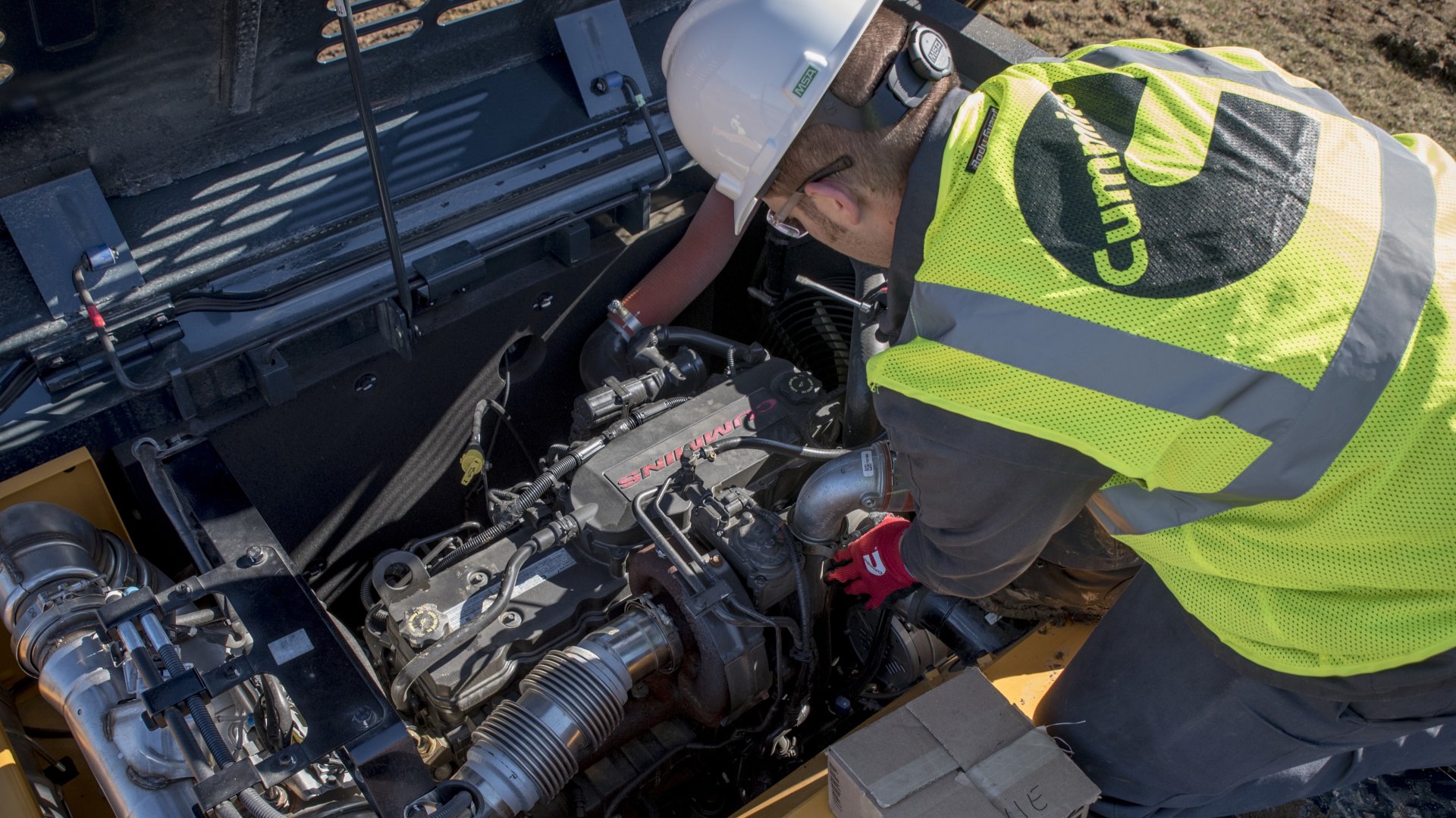 Servicetechniker bei der Arbeit am Motor