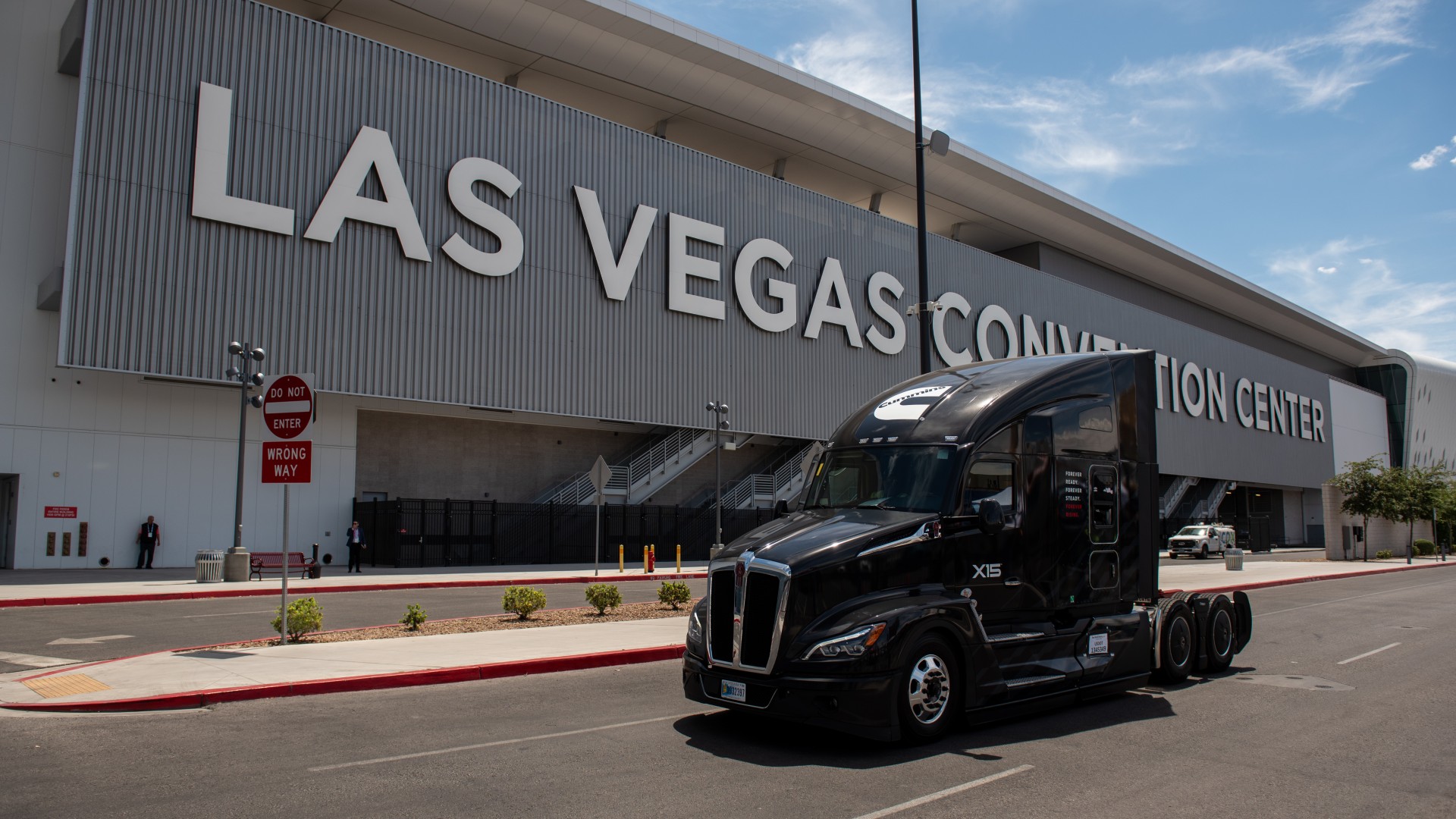 Ein mit dem „Forever Rising Tour“-Branding versehener Lkw im Kongresszentrum von Las Vegas