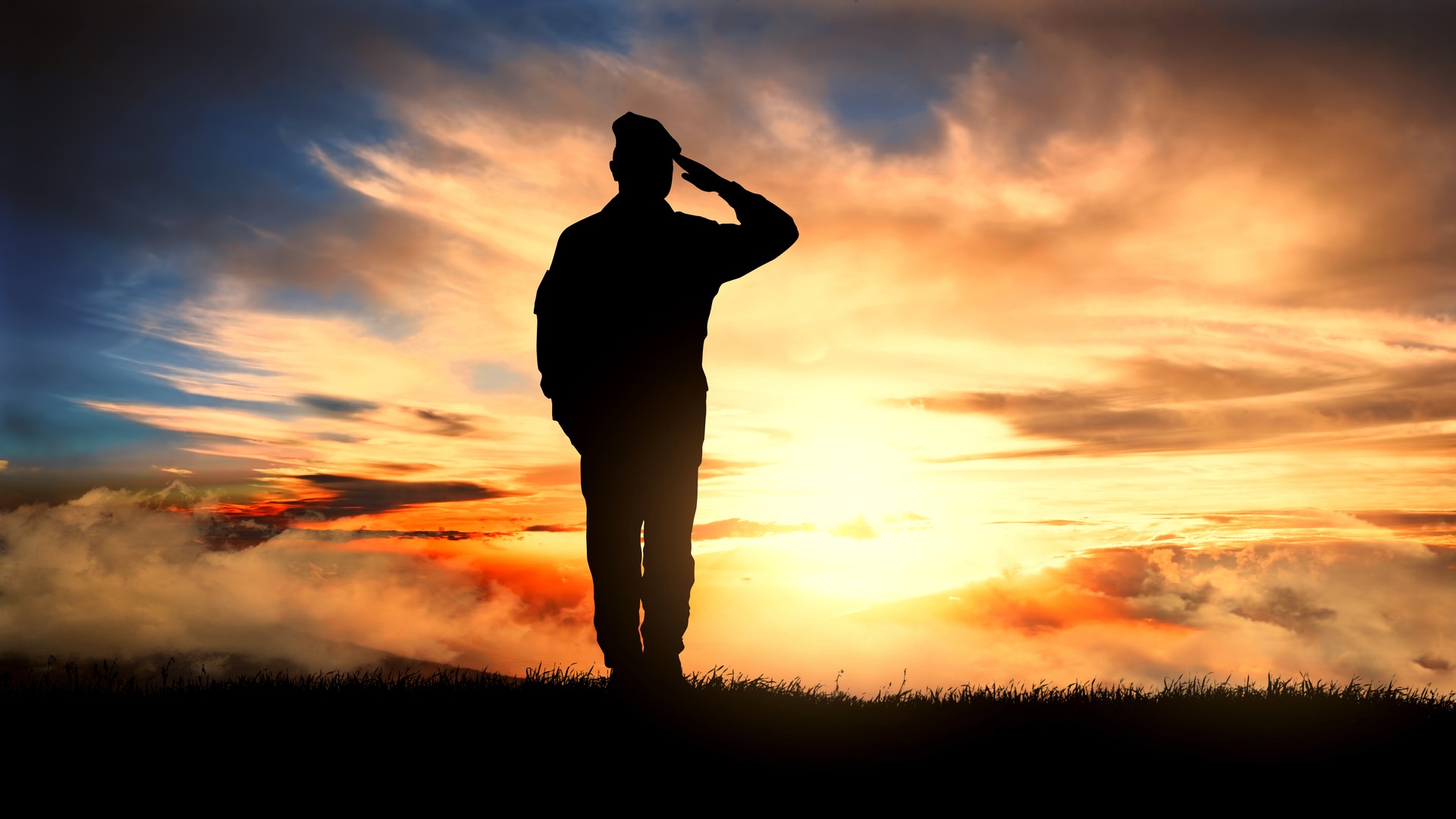 Soldat, der bei Sonnenuntergang salutiert