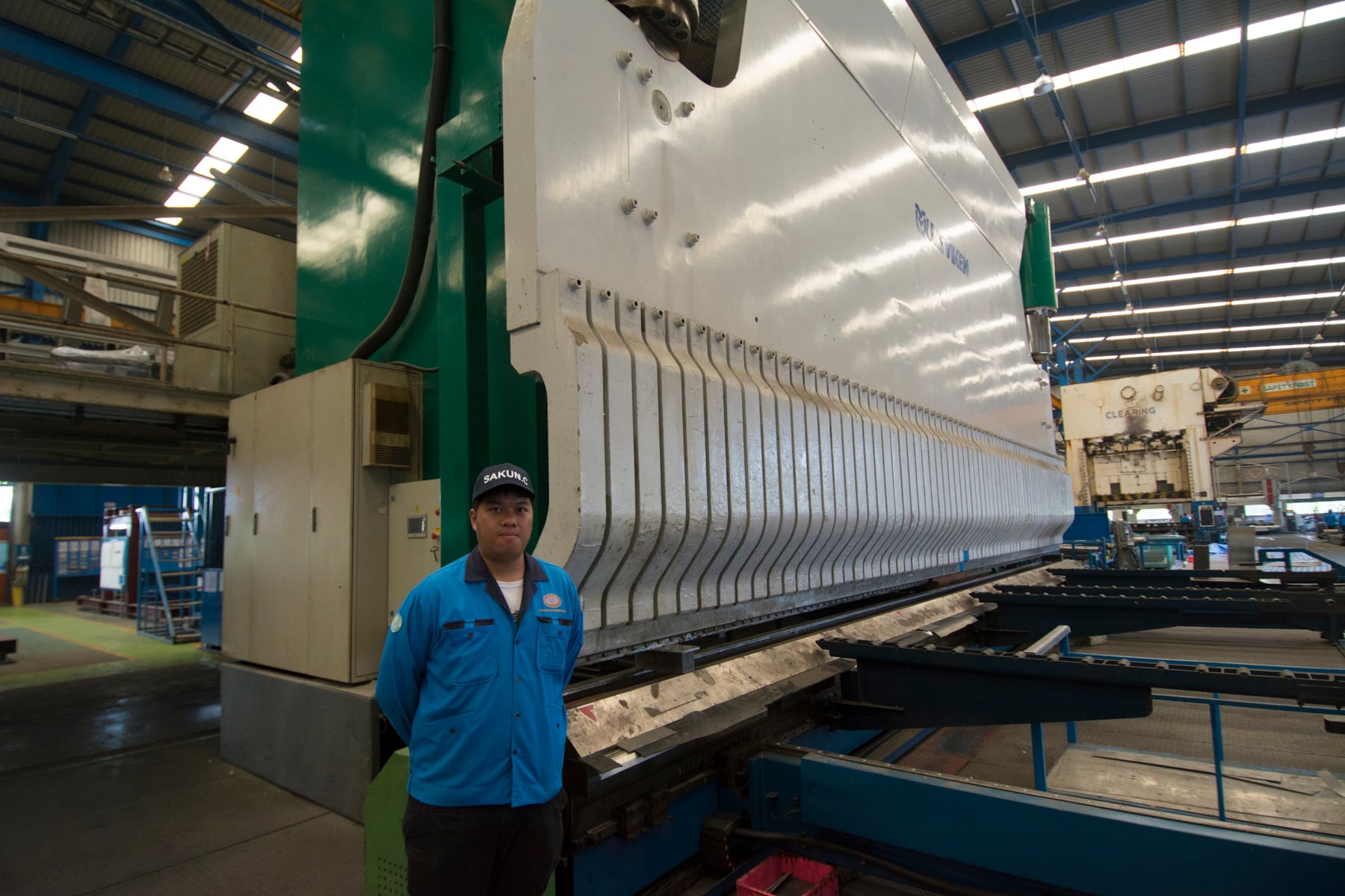 Die computergesteuerte, 20,000-Tonnen-Presse zum Formen von Aluminiumplatten.