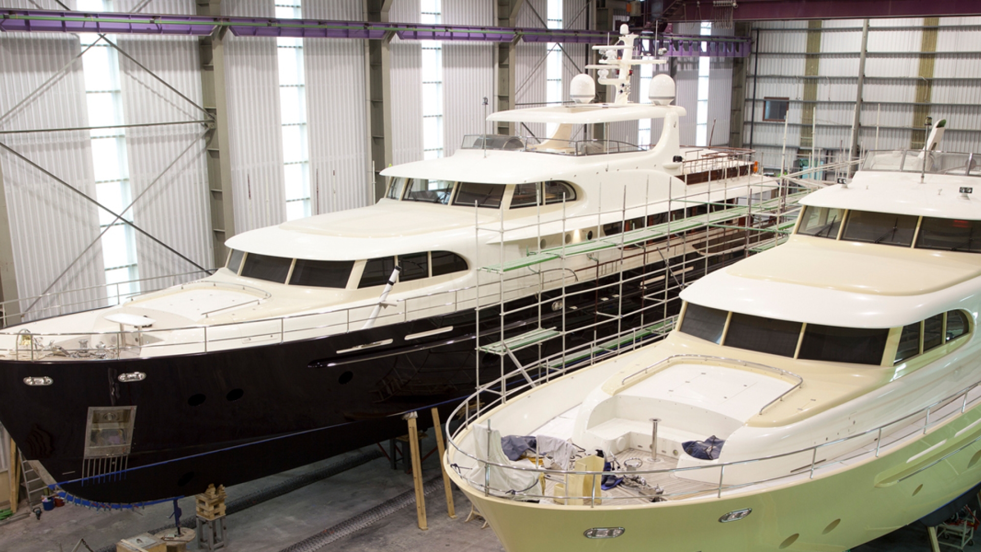 Yachten in der Mitte des Baus