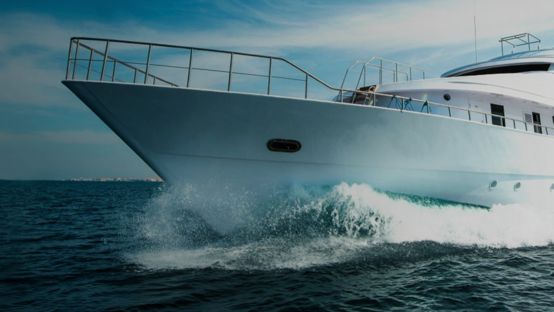 Yacht erkundet offenes Wasser