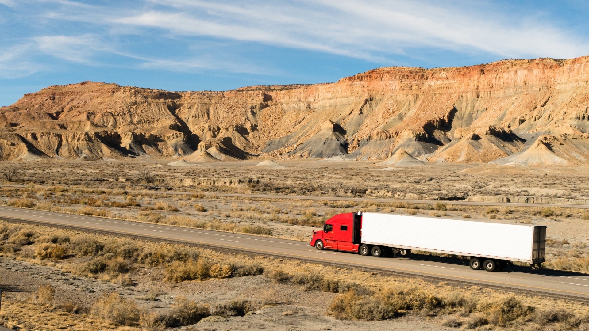 Lkw fährt in der Wüste