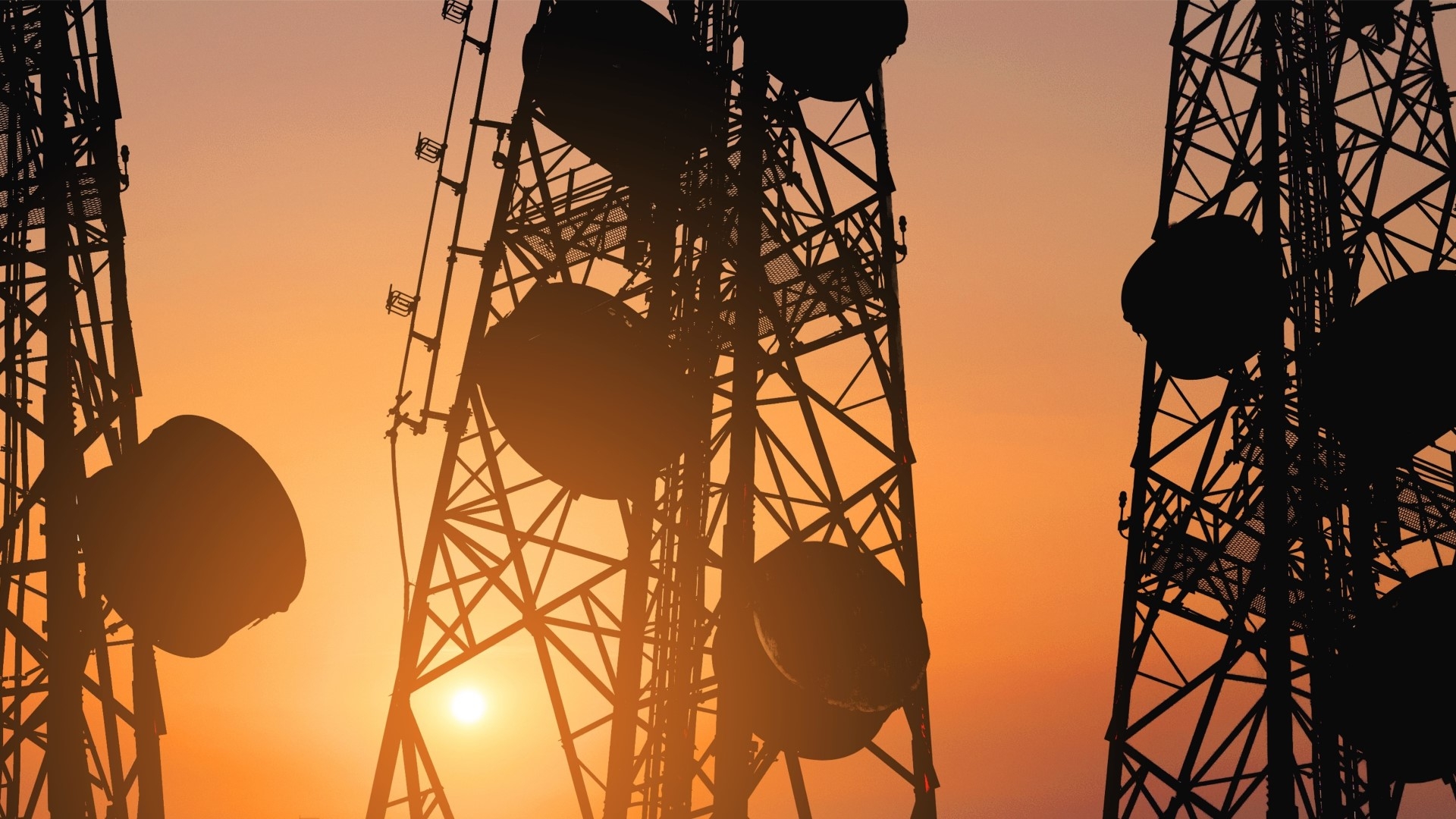 Telekommunikationsmast mit Sonnenuntergang im Hintergrund