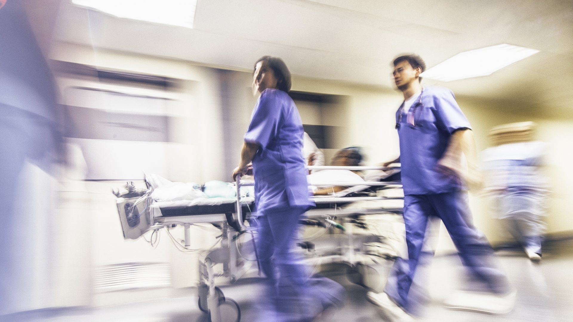 Pflegekräfte transportieren Patienten im Krankenhausflur