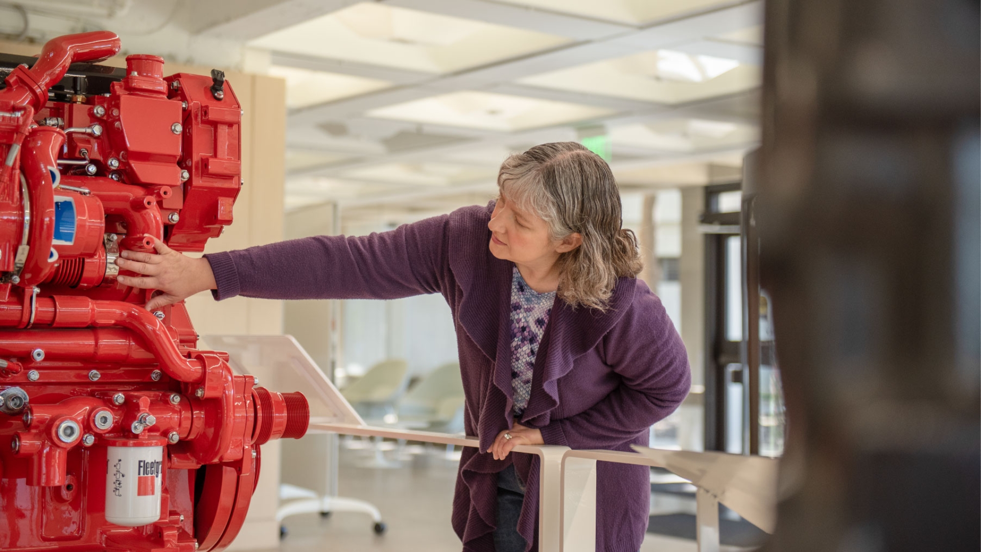 Jennifer, eine Ingenieurin bei Cummins, inspiziert einen X15-Motor