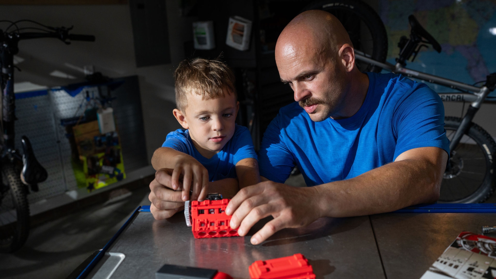 Ein Außendiensttechniker von Cummins PowerGen baut gemeinsam mit seinem Sohn in einer Werkstatt einen Spielzeugmotor zusammen