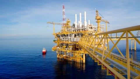 Boot, das sich um eine Offshore-Anlage kümmert