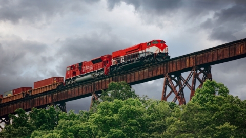 Lokomotive auf erhöhtem Gleis