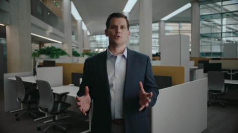 Brett Merritt spricht in einem Bürogebäude