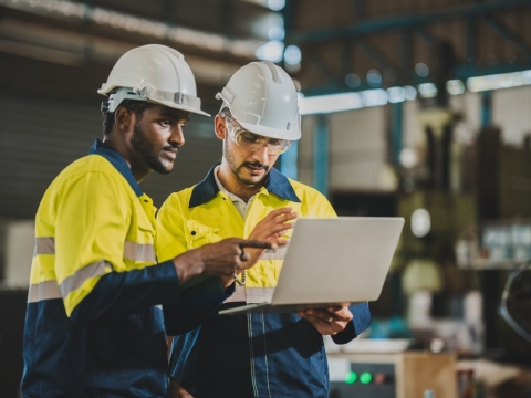 Ingenieure, die Powercommand für ein Projekt verwenden