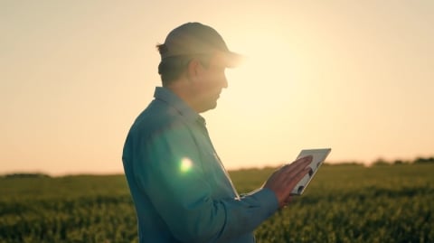 Landwirt mit einem Ipad