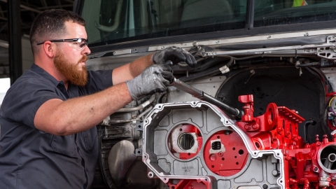 Techniker, der am Motor arbeitet