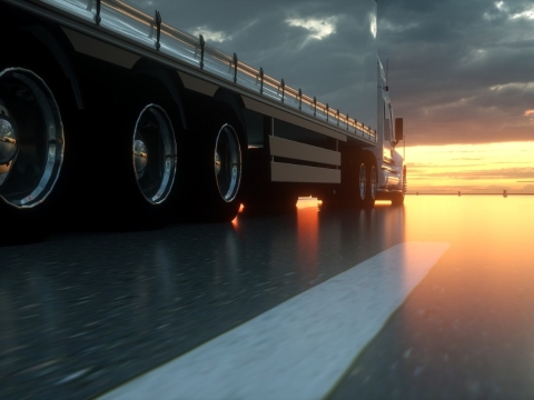 Schwerlast-Lkw auf der Autobahn