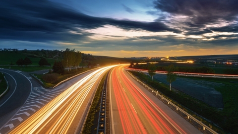 Autobahn mit Streifenlichtern