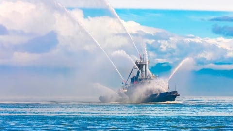 Feuerlöschboot mit Feuerlöschpumpen