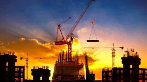 Baustelle bei Sonnenuntergang