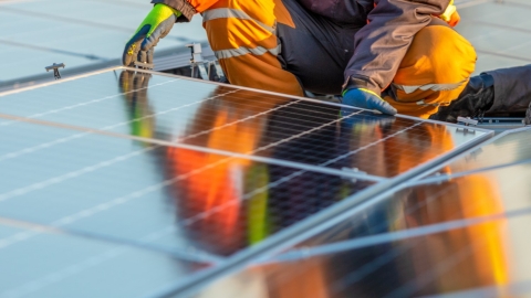 Techniker, der Sonnenkollektoren installiert