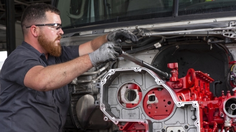 Techniker, der am Motor arbeitet
