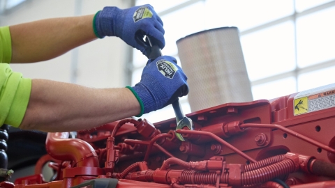 Techniker, der am Motor arbeitet