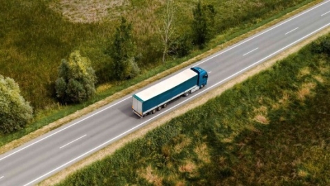 LKW fährt auf der Autobahn