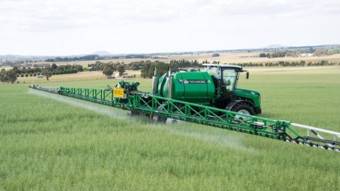 Sprühtraktor auf ackerwirtschaftlichem Feld