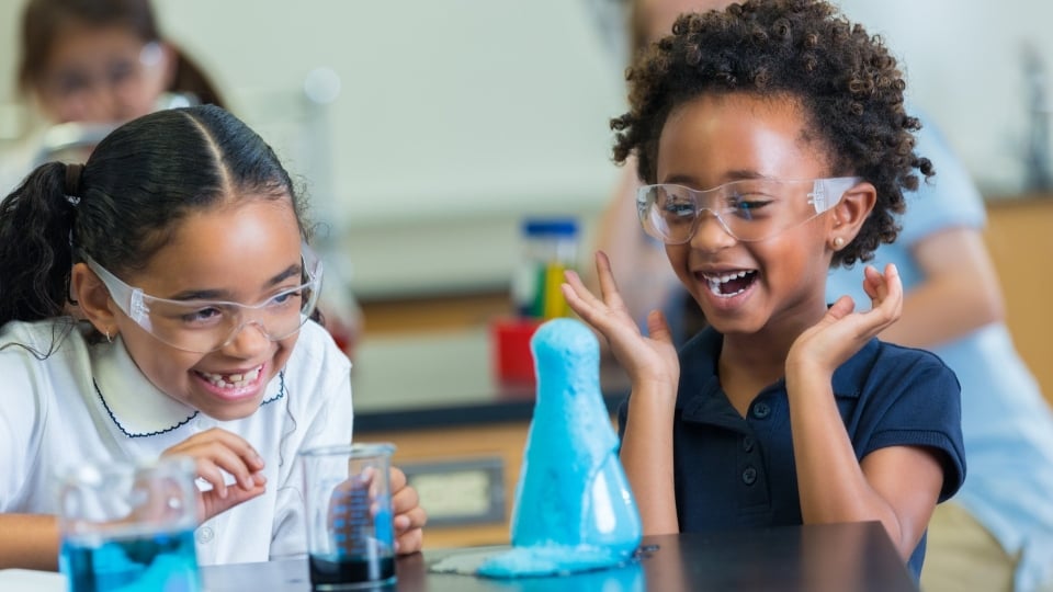 Zwei junge Schüler im naturwissenschaftlichen Unterricht