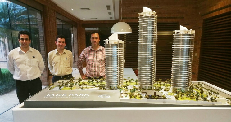 Der Cummins-Vertriebsvertreter in Paraguay, Gerardo Gundersheimer (links), trifft sich mit Jade-Park-Projektmanagern.