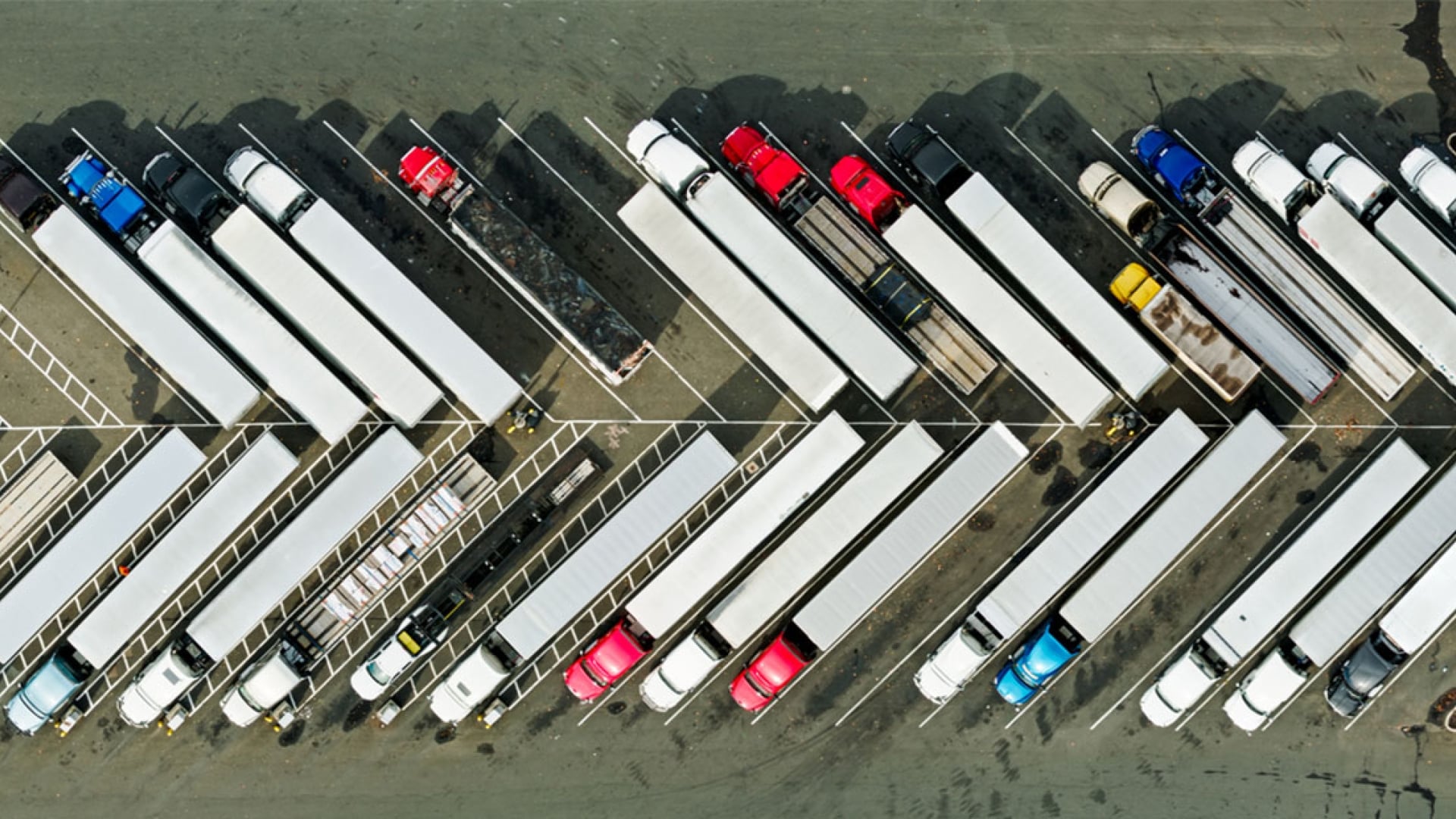 Diagonal auf einem Parkplatz geparkte Schwerlastwagen